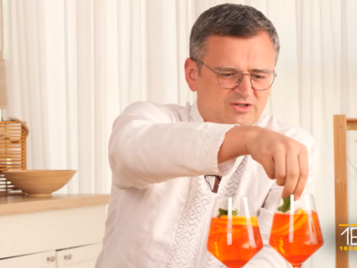 Дмитро Кулеба готує коктейль