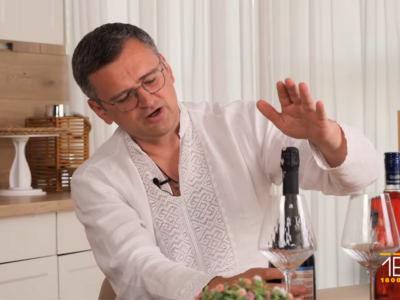 Дмитро Кулеба з пляшкою вина