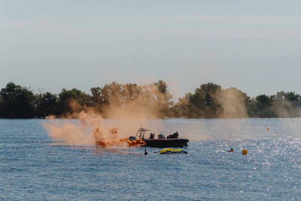 катер на воді