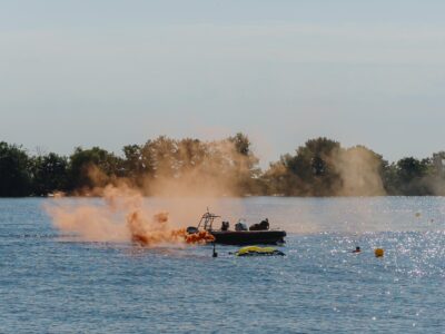 катер на воді