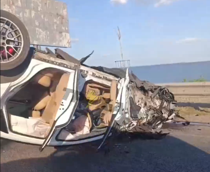 авто перевернулося на дамбі через ДТП