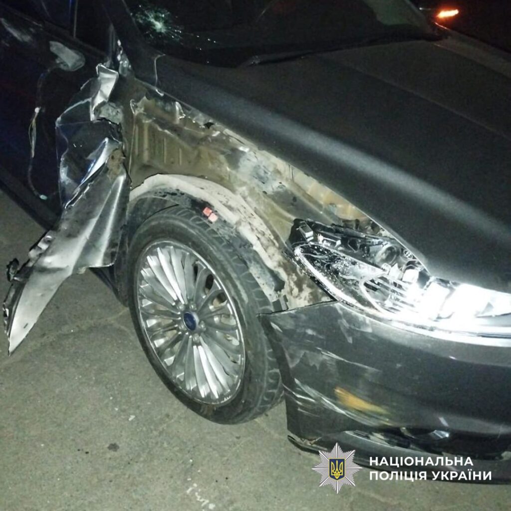 пошкоджене авто на місці ДТП