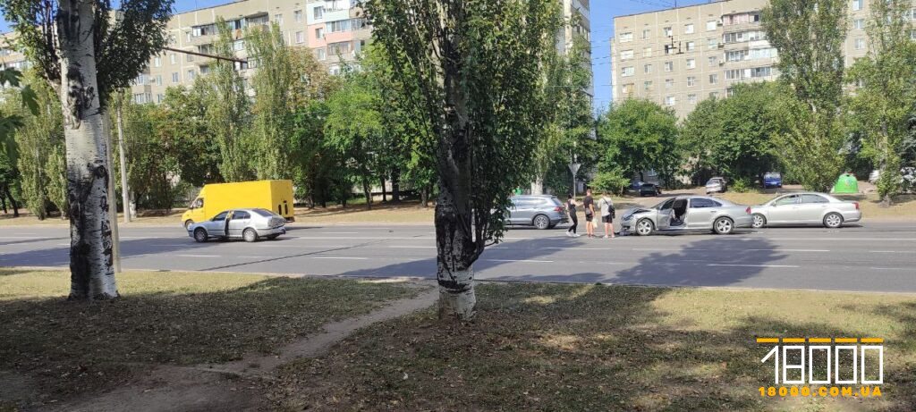 у Черкасах на проспекті Перемоги аварія між двома авто