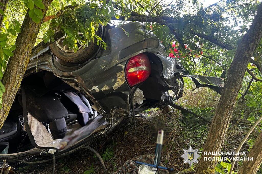 пошкоджене авто на місці ДТП