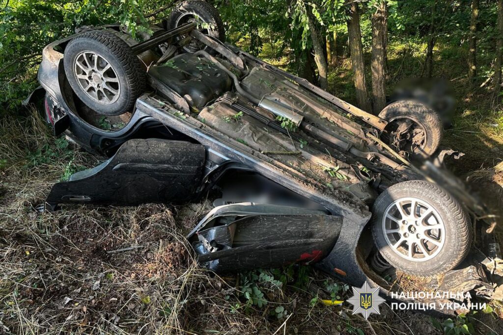авто перекинулося на дах унаслідок ДТП