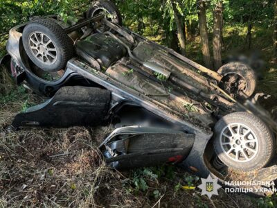 авто перекинулося на дах унаслідок ДТП