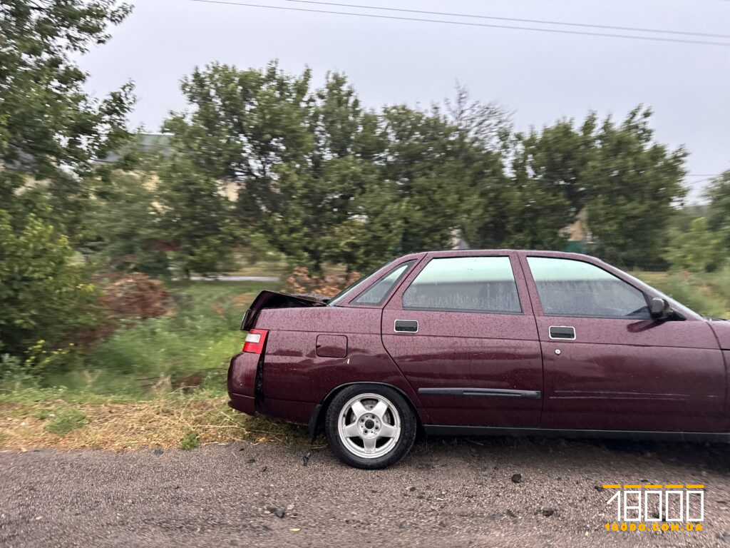 авто з пошкодженим бампером