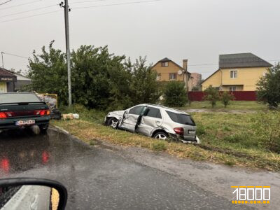 пошкоджене авто з'їхало з дороги