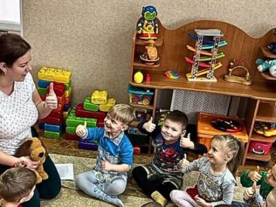 вихователька з дітьми