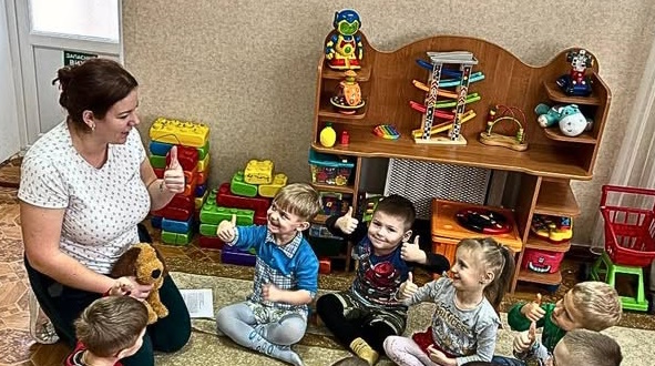 вихователька з дітьми