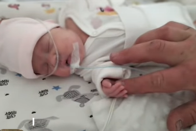 немовля на ліжку