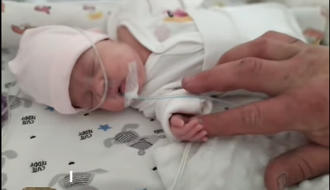 немовля на ліжку