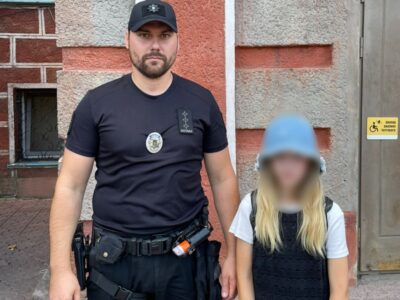 поліцейський та дитина