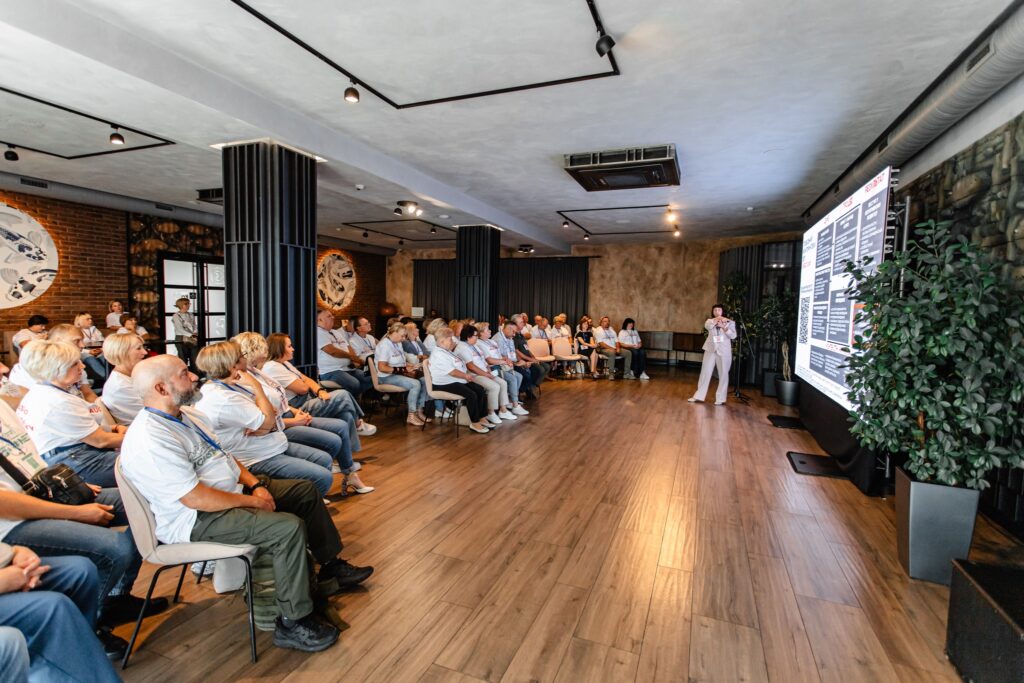 люди сидять залі