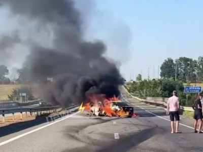 горить автомобіль 30 серпня