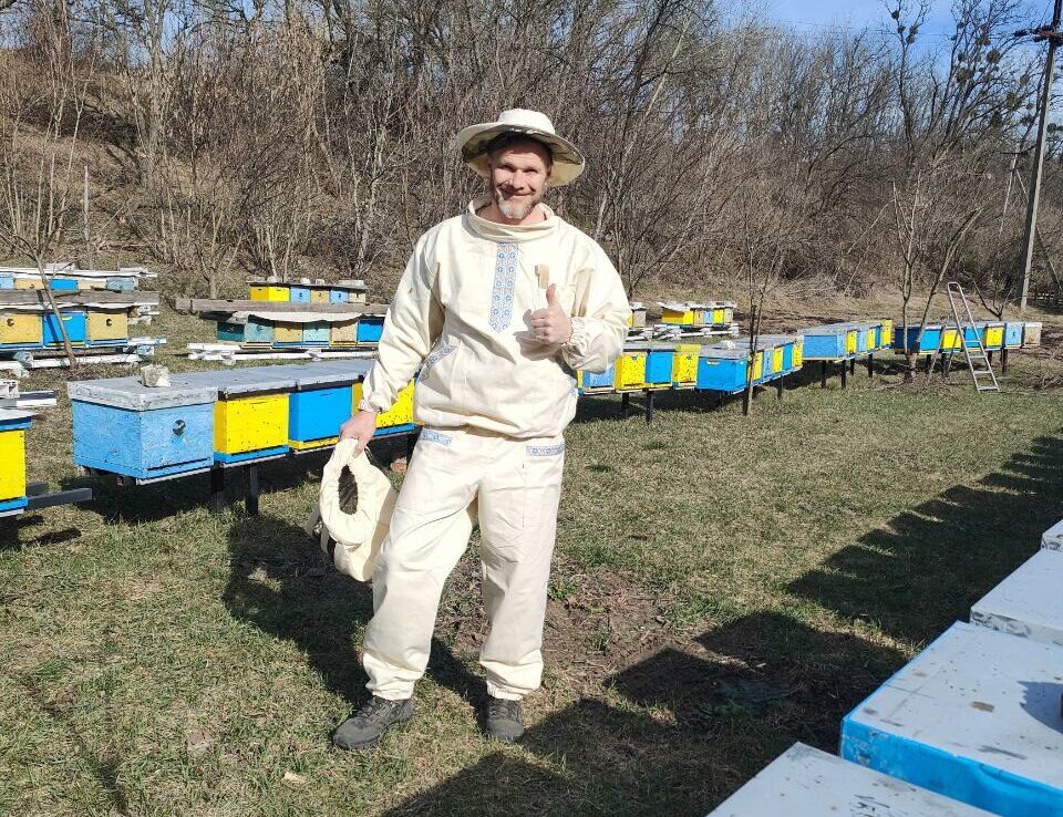 пасічник біля вуликів