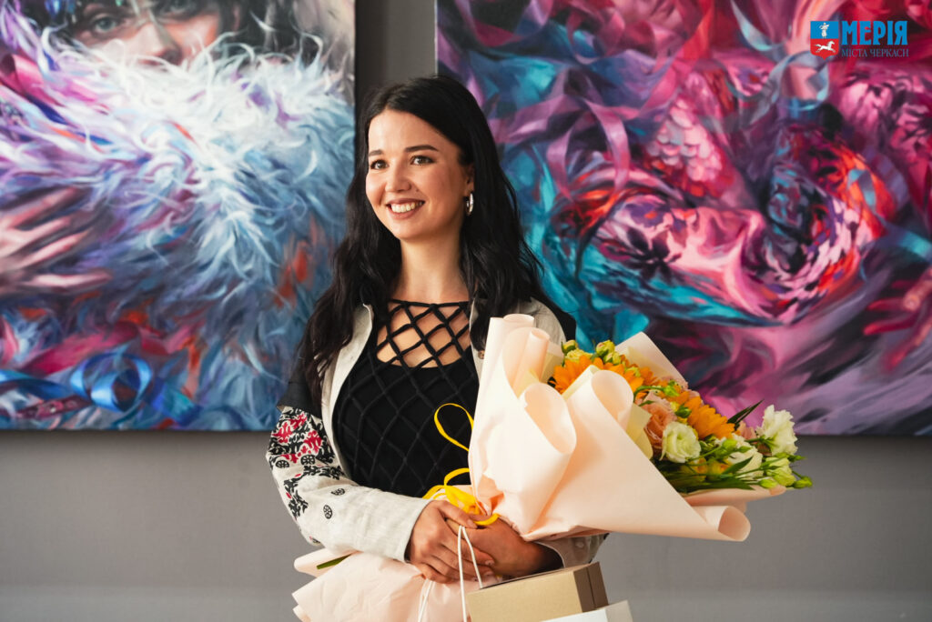 художниця Марта Пітчук з квітами