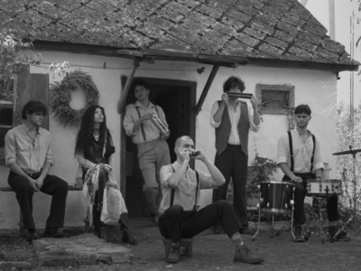 люди перед хатою