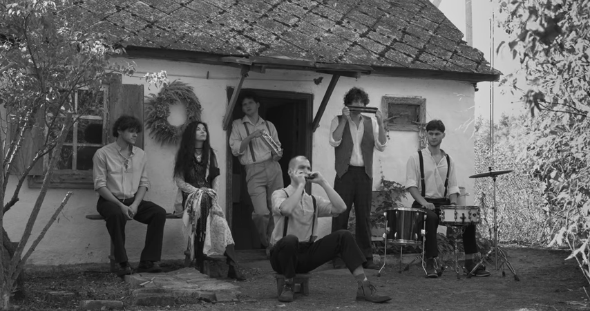 люди перед хатою