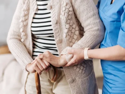 старенька з ціпком та медсестра