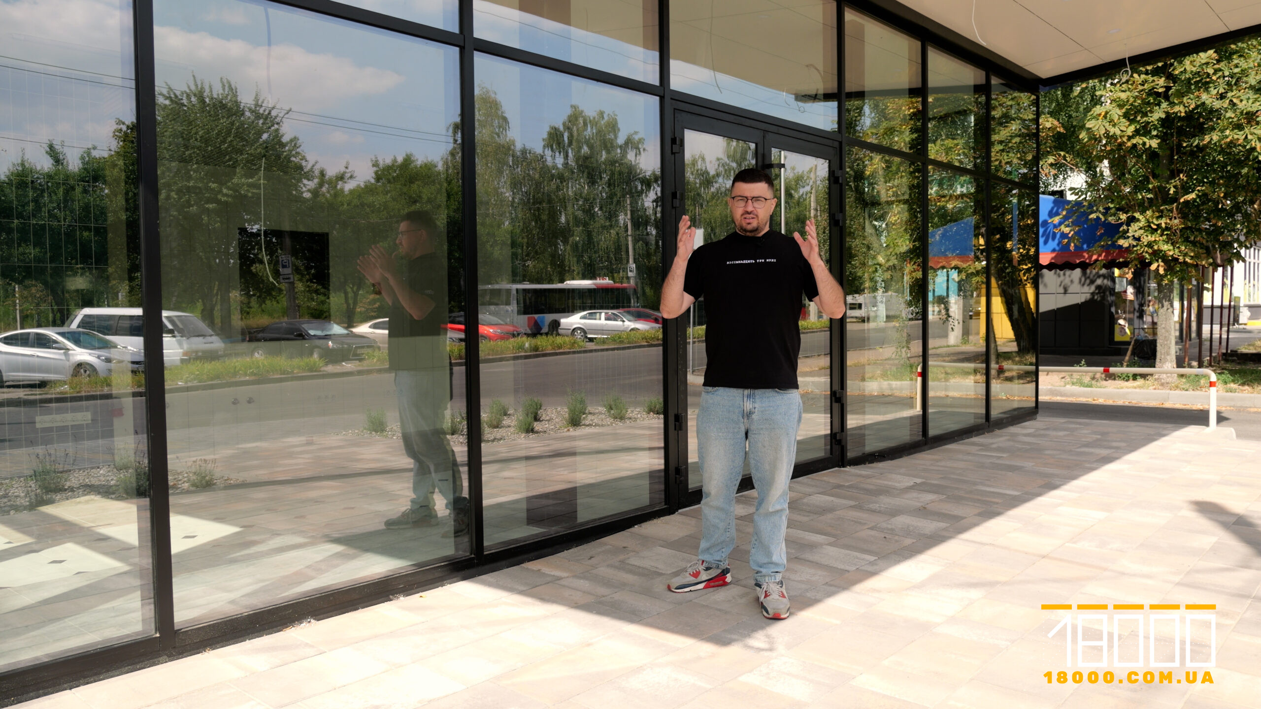 Артур Чемирис біля магазину