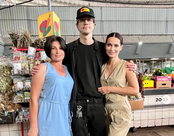 дві жінки й чоловік