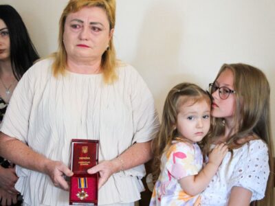 жінка з орденом