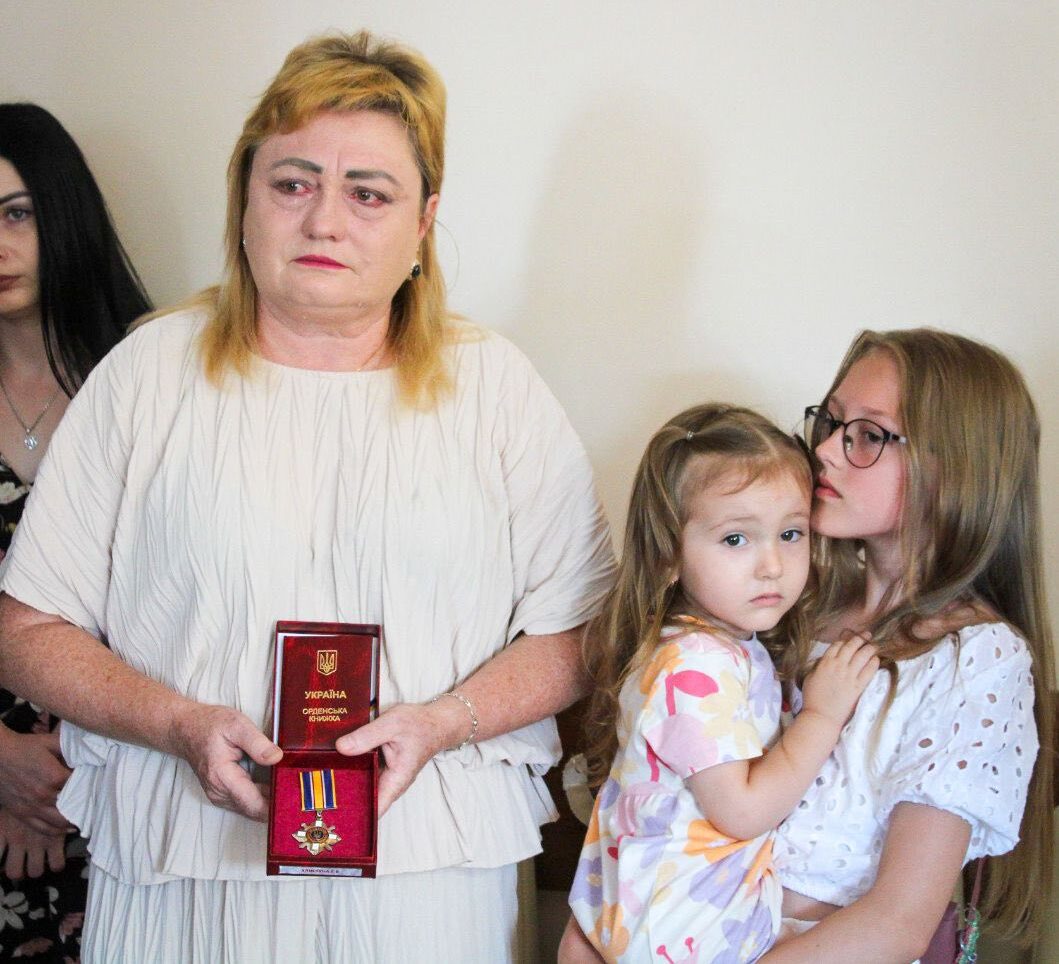 жінка з орденом