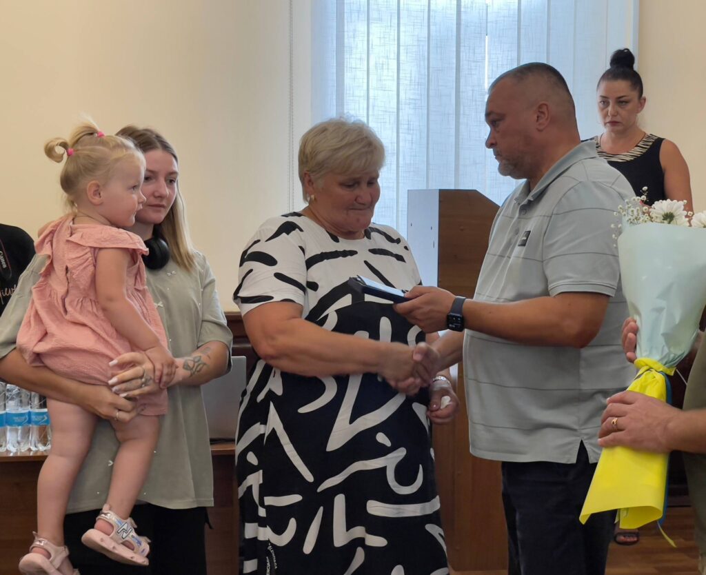 жінці вручають нагороду