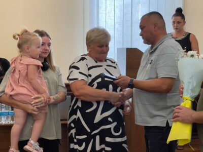 жінці вручають нагороду