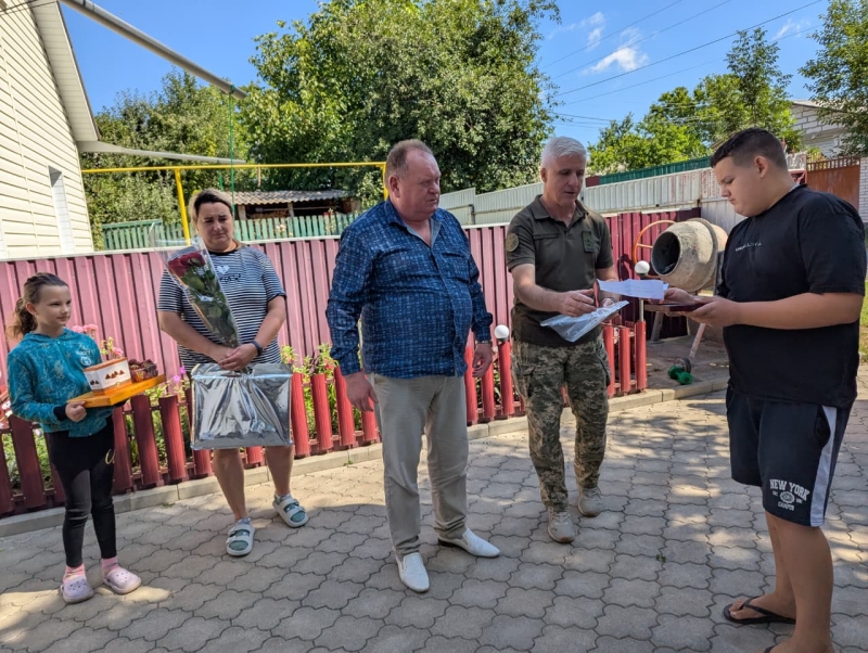 передають нагороду