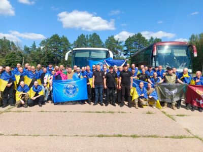 визволені з російського полону біля автобусів