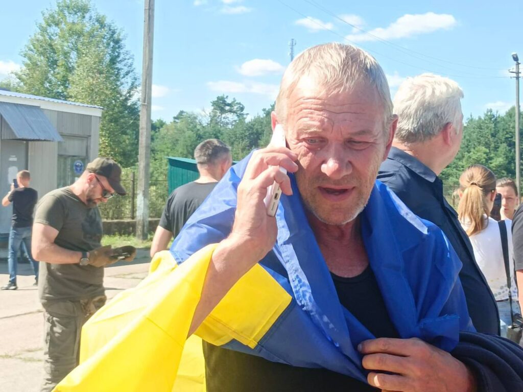 визволений з полону зі телефоном