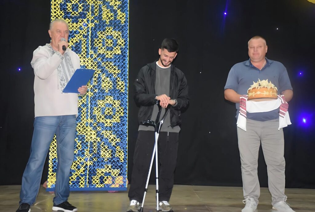 військовополоненого зустріли з короваєм