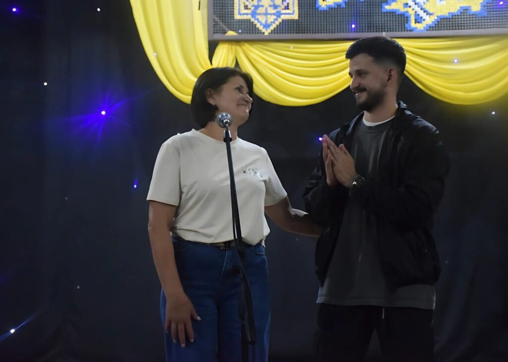 військовий Пако з мамою на сцені