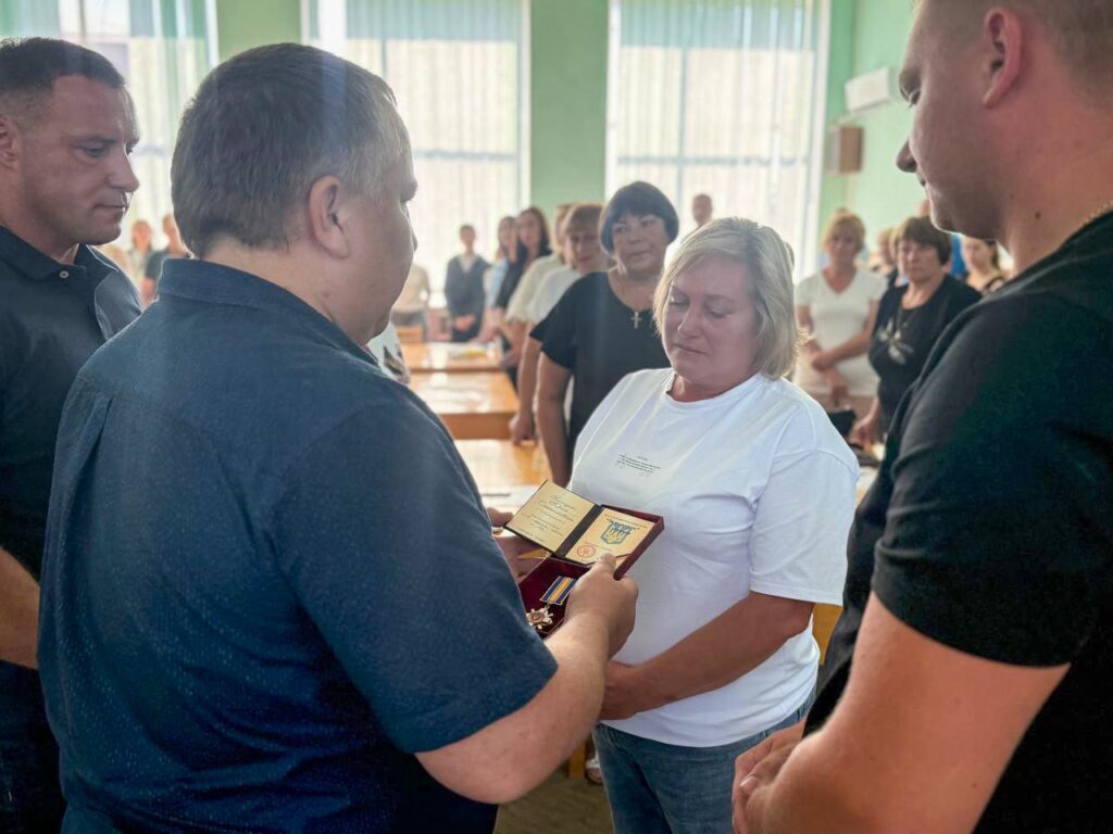 жінці вручають нагороду