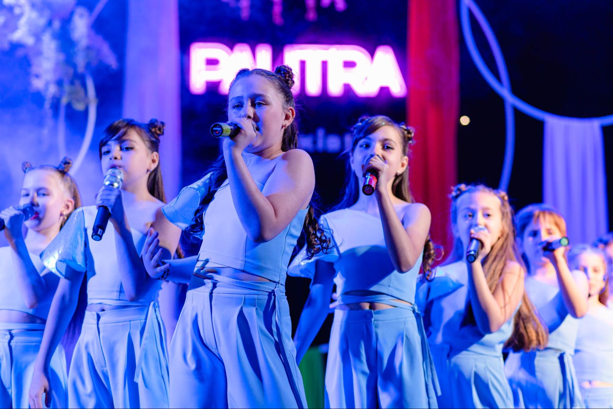 Діти з мікрофоном на сцені. Палітра Талантів 