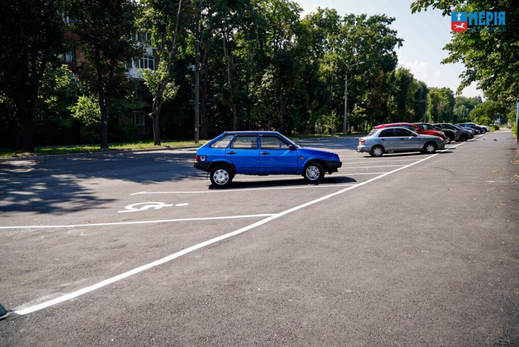 машина на парковці