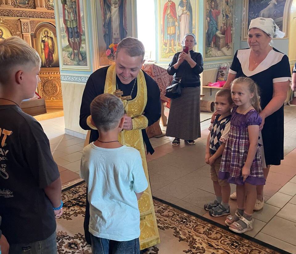 люди у церкві 