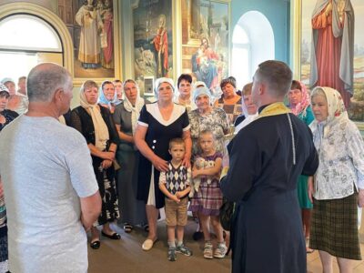 люди у церкві