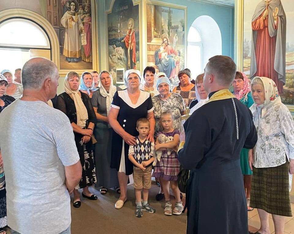 люди у церкві