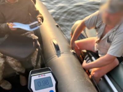 драгер на фоні човна