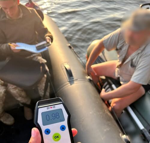 драгер на фоні човна