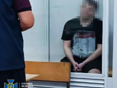 чоловік за ґратами