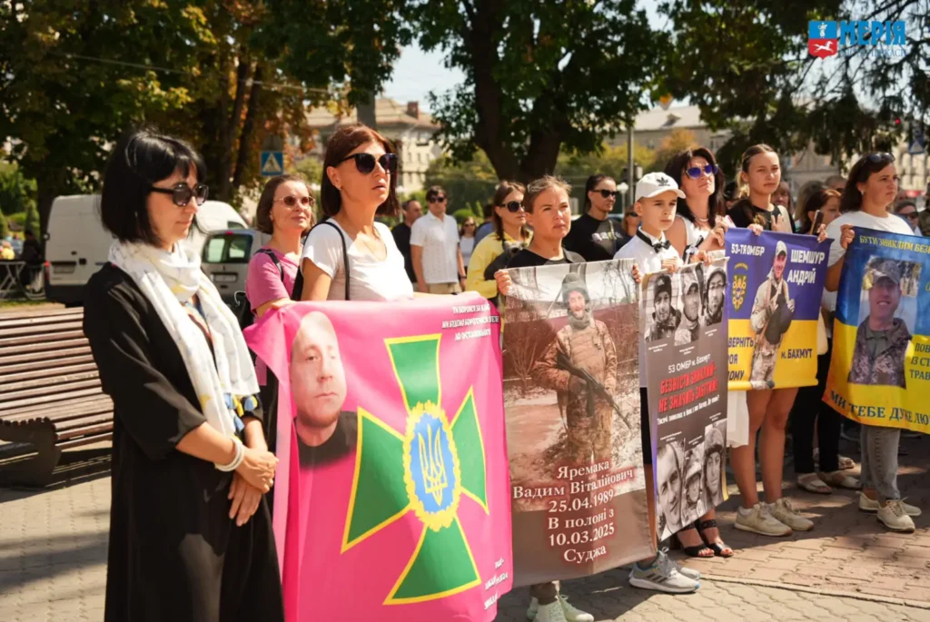 люди з прапорами