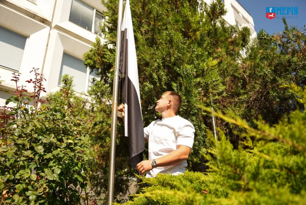 піднімають прапор