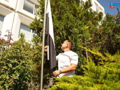 піднімають прапор