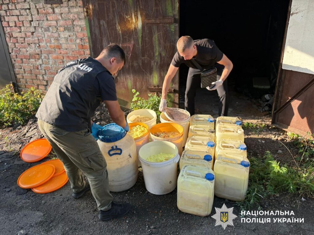 поліцейські дивляться цистерни