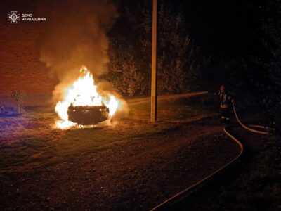 горить автівка