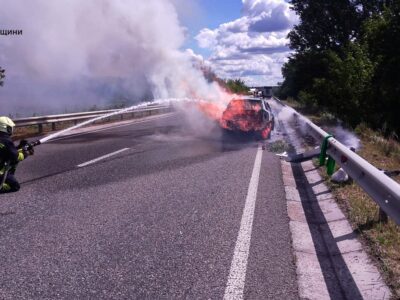 авто горить на дорозі
